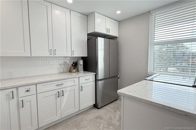 Foto del edificio - 1950 SW Palm City Rd