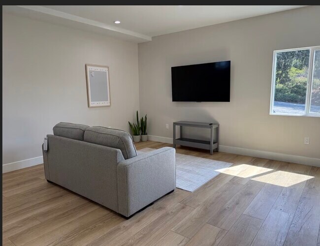 Foto del edificio - 1318 Oleander Ave