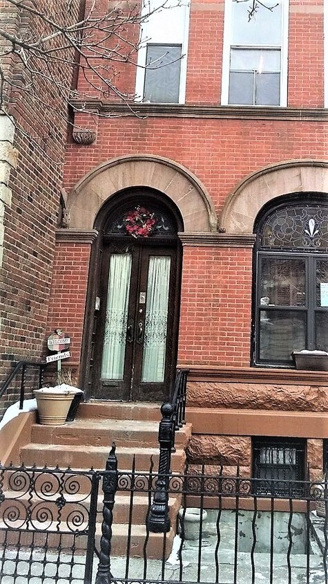 Primary Photo - 652 Saint Marks Ave