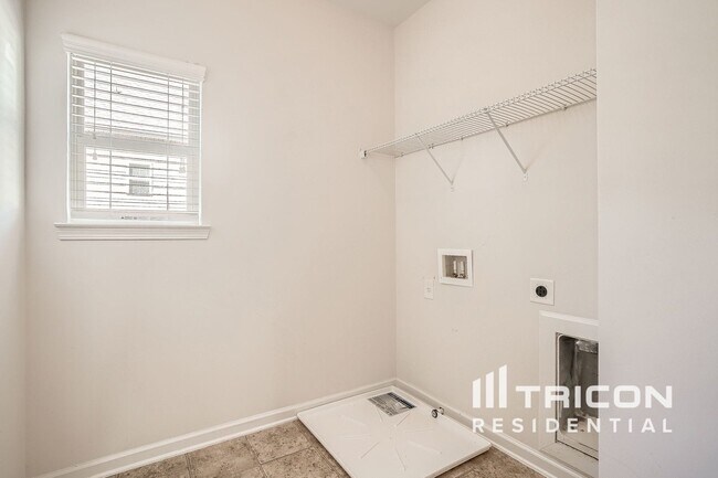 Building Photo - 355 Hillgrove Dr