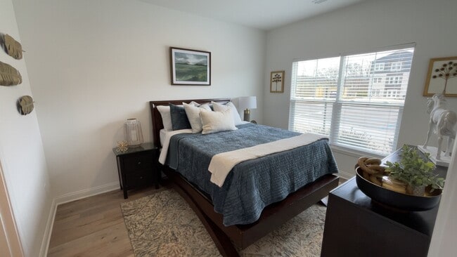 Dormitorio principal - Gated Villa Apartments at Kearney