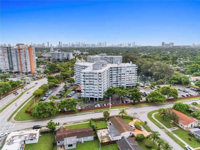 Foto del edificio - 1200 NE Miami Gardens Dr