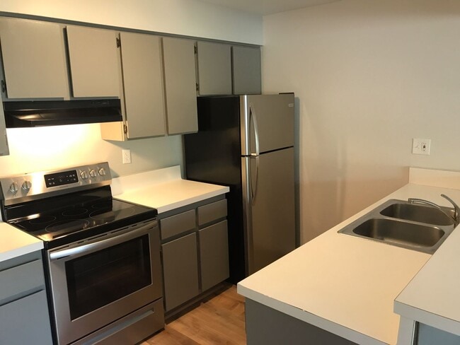 Foto del edificio - Awesome Remodeled Top Floor condo in Point Loma Tennis Club