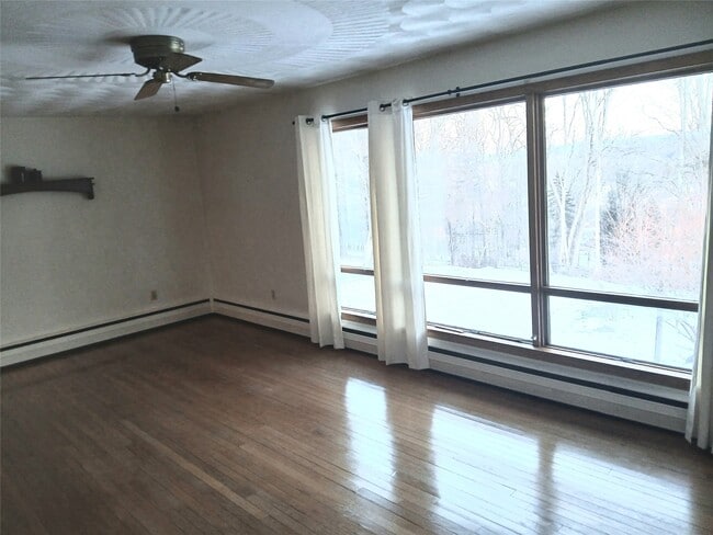 Building Photo - 5 Meadow Brook Ln