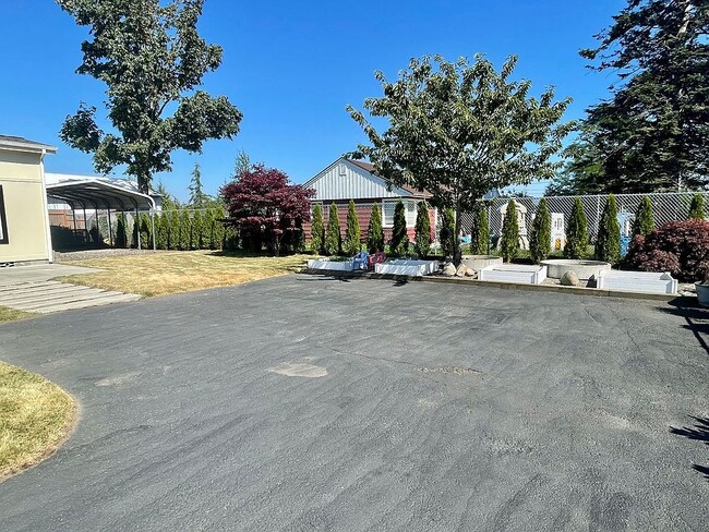 Spacious parking - 3204 Locust Ave