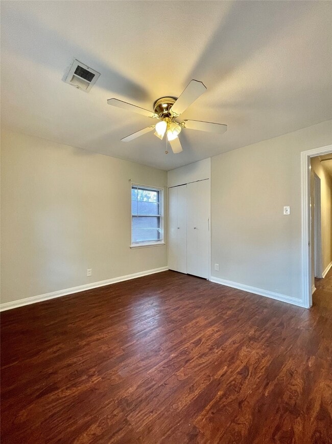 Building Photo - 1112 Southampton Dr