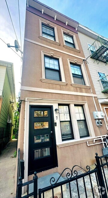 Building Photo - 7 Wallis Ave