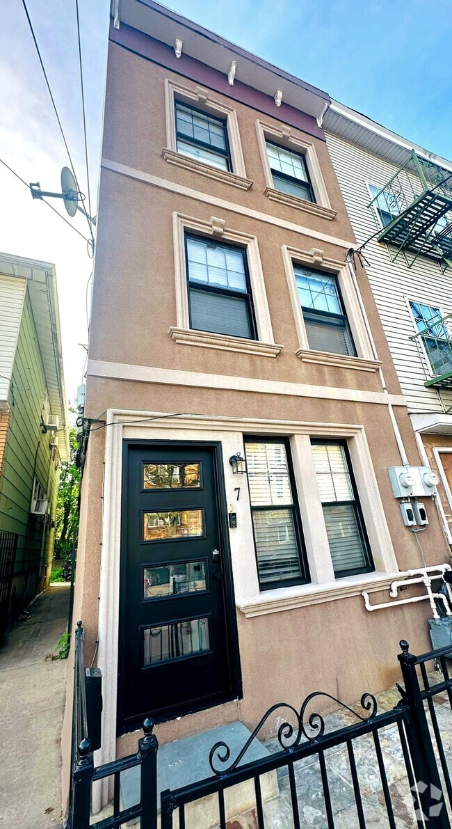 Building Photo - 7 Wallis Ave