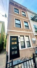 Building Photo - 7 Wallis Ave