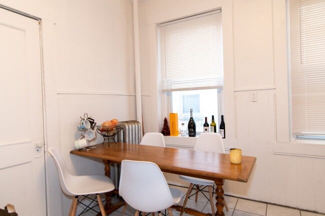 Foto del edificio - Gorgeous three bed room great sun light  Large bedrooms.