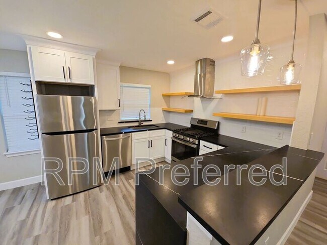 Foto del edificio - 9121 Lazydale Ln