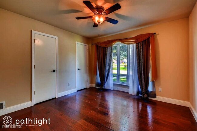 Building Photo - 4 br, 2.5 bath House - 2524 Delmar Drive