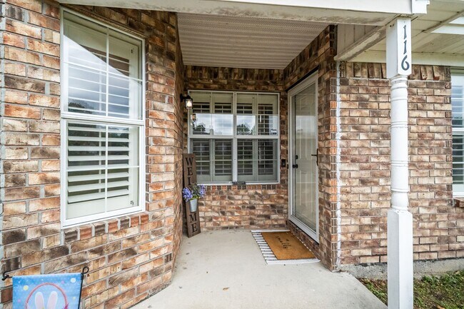 Foto del edificio - Whitemarsh Island Gem - Charming 3-Bedroom Home on a Corner Lot in Battery Point