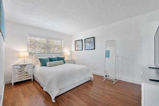 Building Photo - 2301 NE 14th Street Causeway