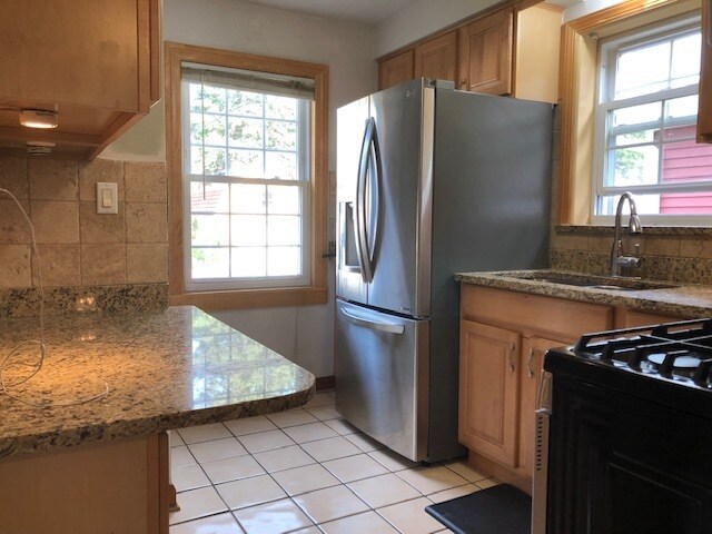Kitchen - 4053 N Plainfield Ave