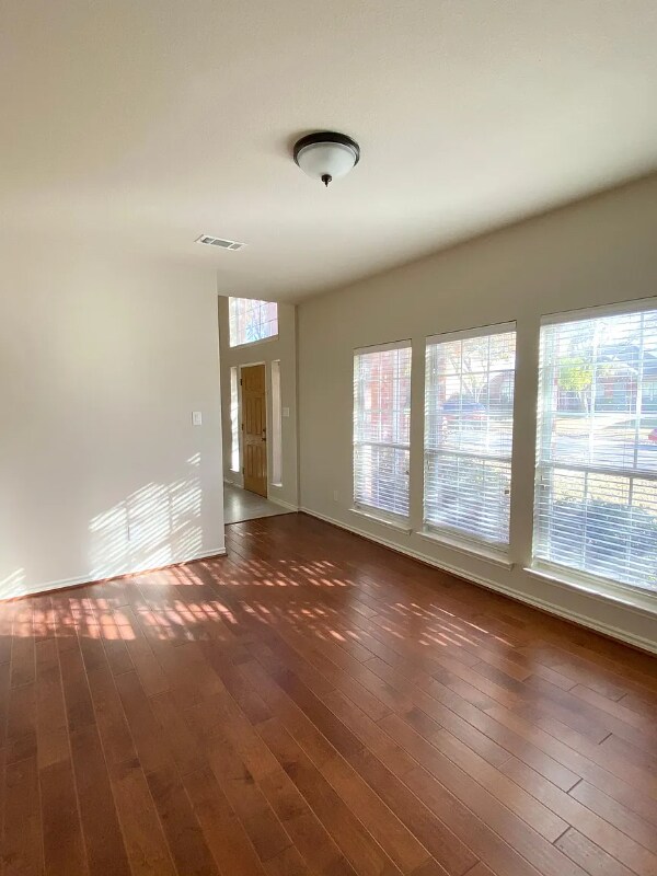 Foto del edificio - 1515 Summerfield Dr