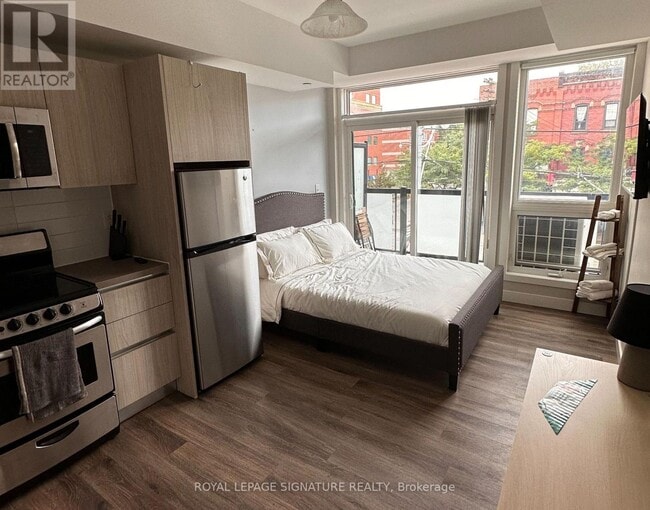 Building Photo - 335 College St