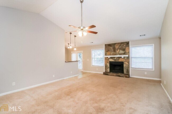 Foto del edificio - 824 Riverstone Ln
