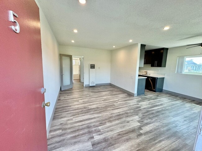 Foto del edificio - 12737 Matteson Ave