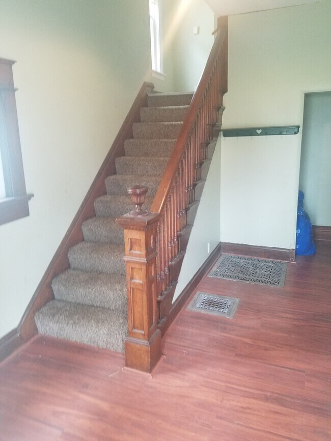 Foto del edificio - 2 Story Apartment!