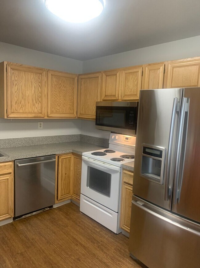 Foto del edificio - 3 BEDROOM, 2 BATHROOM SINGLE FAMILY HOME WITH 2 CAR ATTACHED GARAGE
