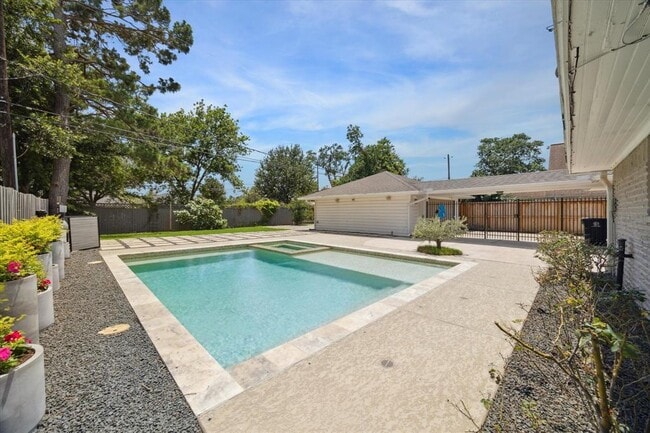 Building Photo - 1614 Droxford Dr