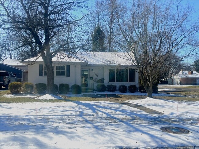 Foto del edificio - 15859 Buckingham Ave