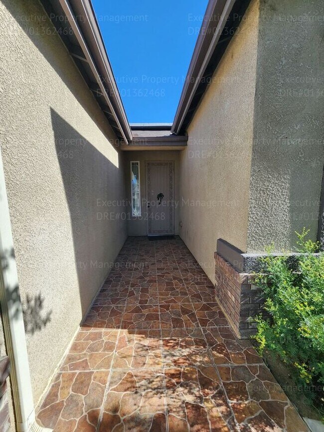 Building Photo - Charming 3 bedroom, 2 bathroom house. This...