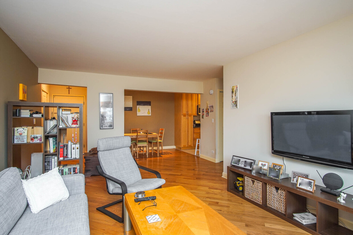 Primary Photo - 5306 N Cumberland Ave