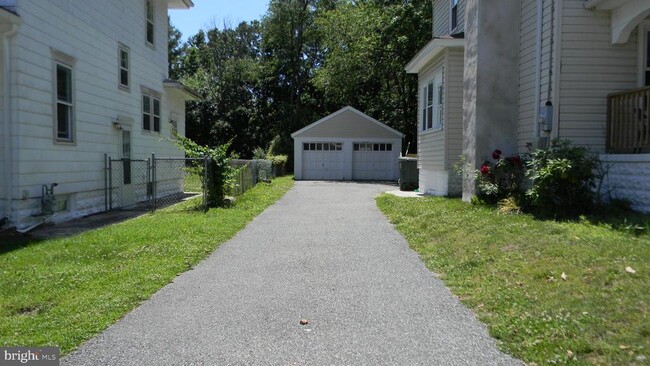 Building Photo - 221 Laurel Ave