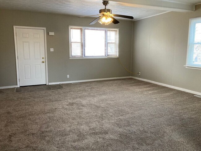 Building Photo - Grandview Plaza Home