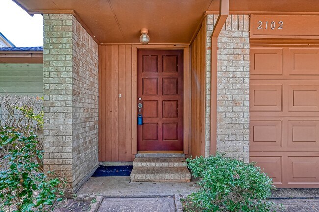 Building Photo - 2102 Creekshire Dr