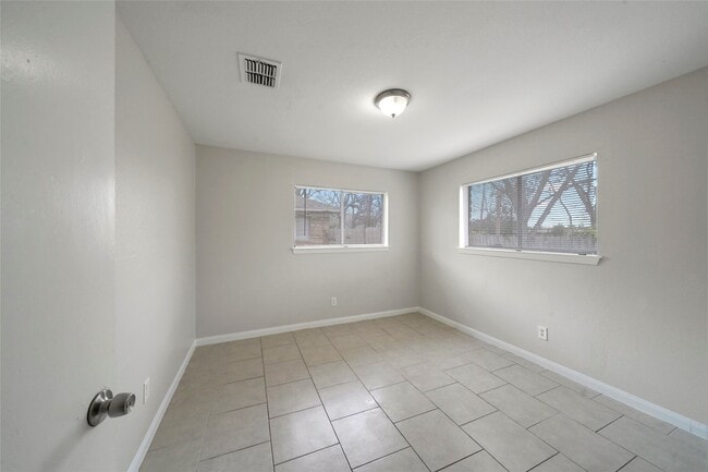 Building Photo - 904 Ellena Rd