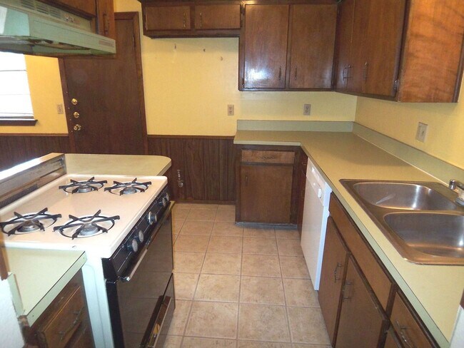 Building Photo - 2/2/1 Duplex