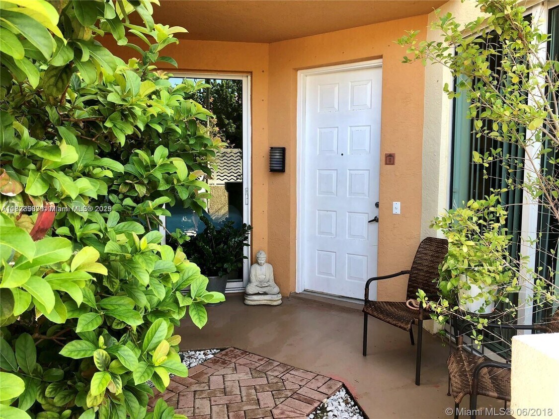 Foto principal - 9172 Collins Ave
