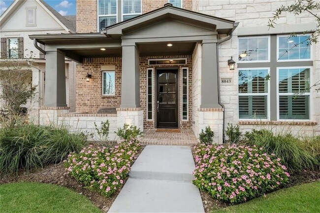 Foto del edificio - 8043 Sunflower Ln