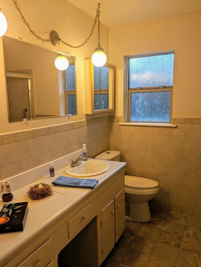 Foto del edificio - First Time on Rental Market! 3-1.5 with Ga...