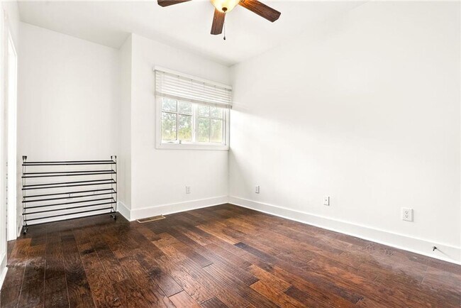 Building Photo - Cute 2BR unit at Creekside