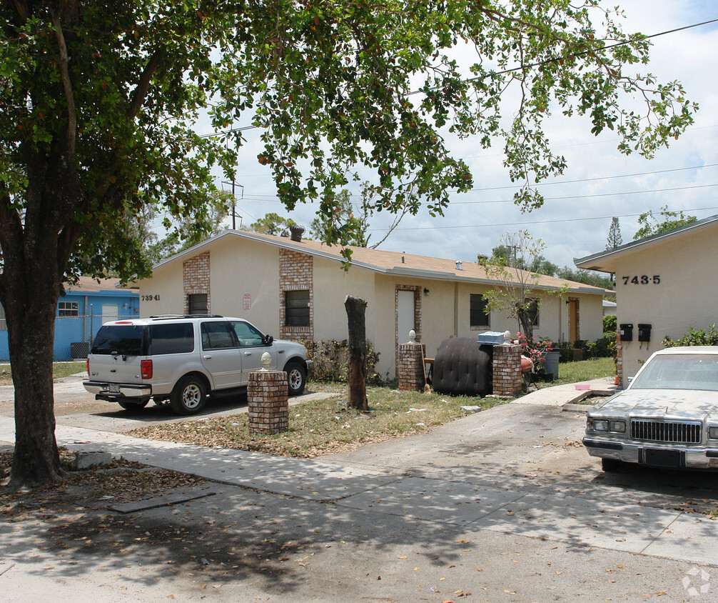 Primary Photo - 739-749 NW 14th Way