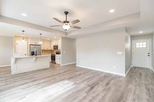Foto del edificio - Modern 4-Bedroom Home with Open Layout, Sp...