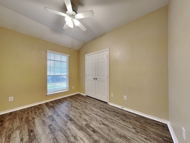 Building Photo - 2811 St Martin Dr