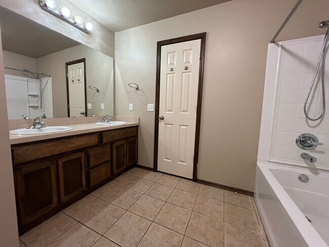 Building Photo - ?CHARMING EDMOND HOME IN THE VALENCIA NEIG...