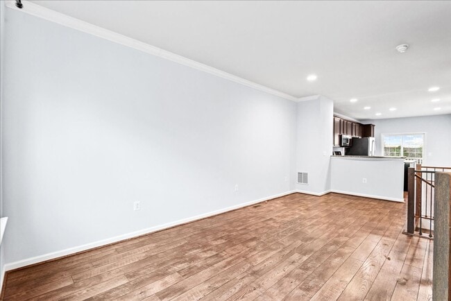 Building Photo - Commuter Friendly 3 Bed 3.5 Bath Townhome