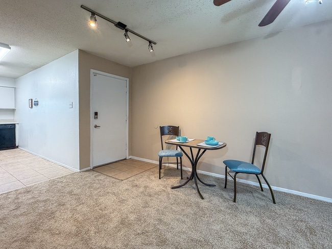 Building Photo - Hampton Court Apartments