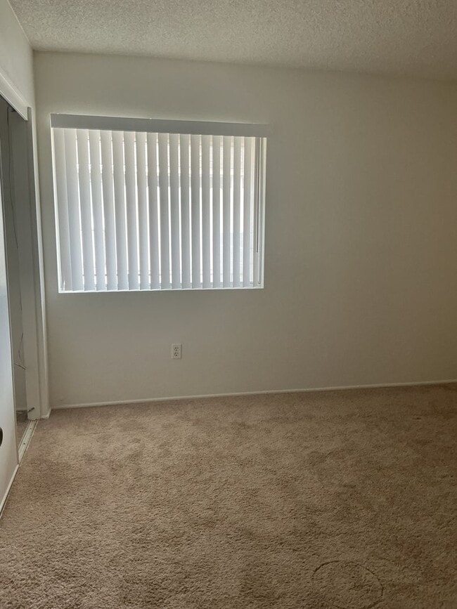 Foto del edificio - Spacious 1 bed / 1 bath Apartment with Garage