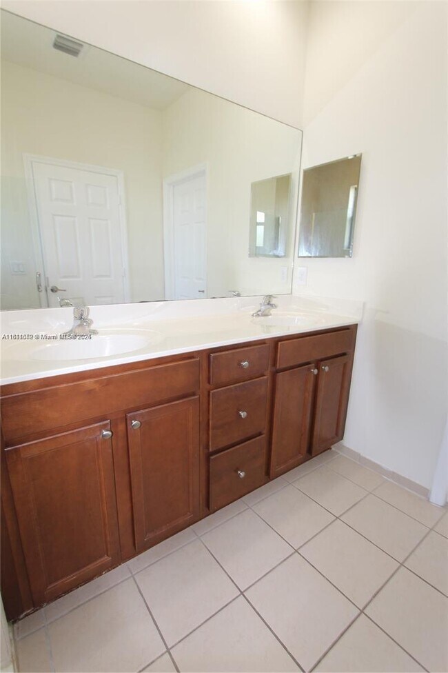Foto del edificio - 8815 NW 102nd Ct