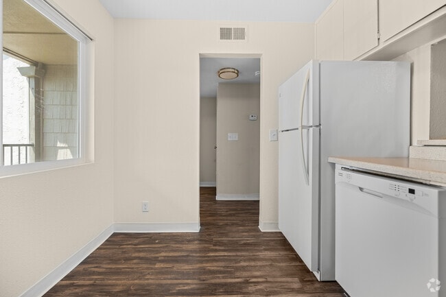 2BD,- 2BA - 1080SF Kitchen - Laguna Park