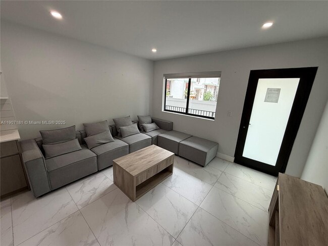 Foto del edificio - 944 Jefferson Ave