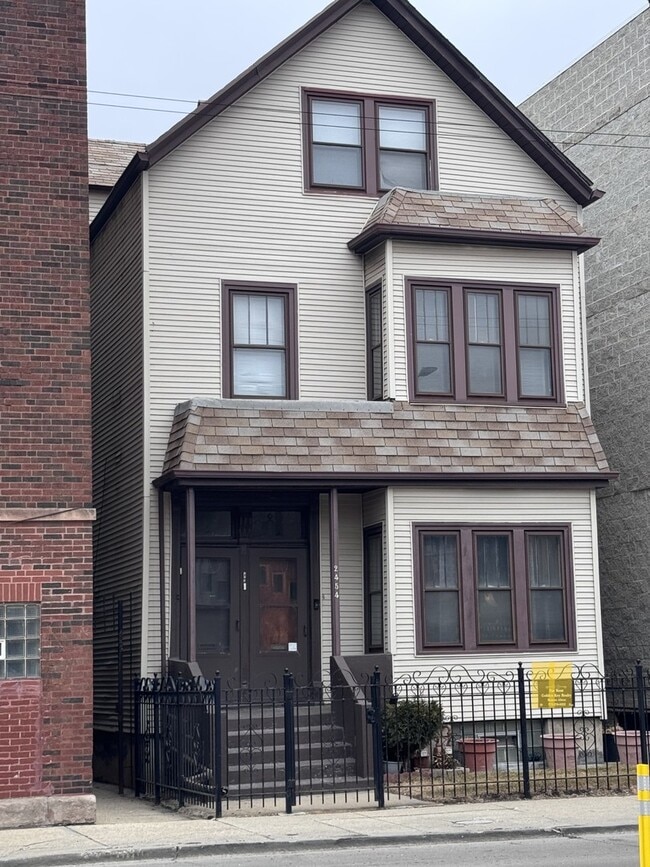 Building Photo - 2454 W Diversey Ave