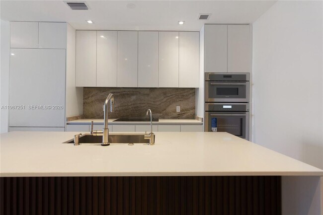 Foto del edificio - 700 NE 24th St